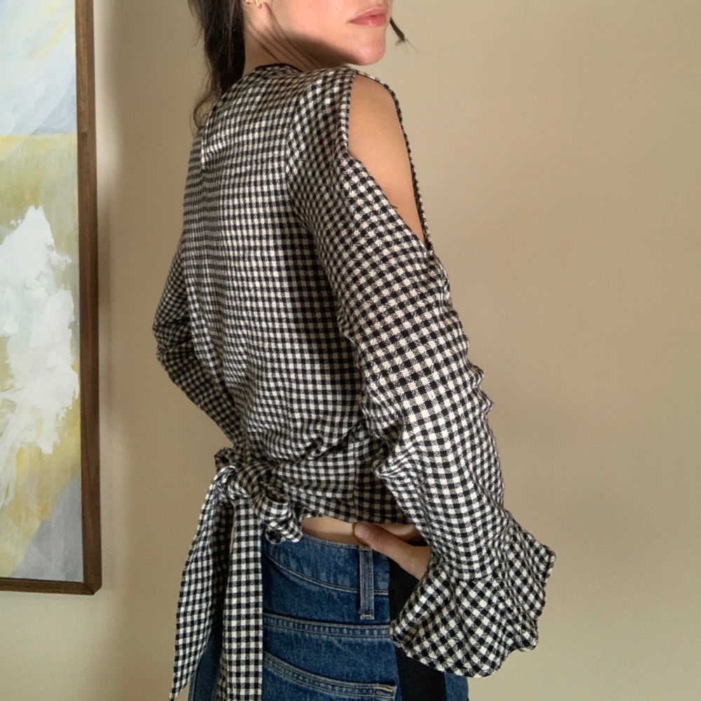 Crop Black/White checkered top with sleeve cut out